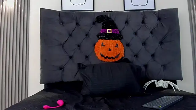 Snapshot of Sofia_Seduccion chatting on October 28, 12:30 pm Sofia Seduccion online show from October 28, 12:30 pm