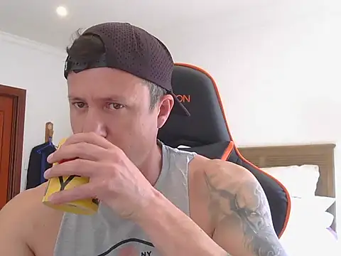 Snapshot of TroyDieselXXX chatting on September 21, 7:43 am TroyDieselXXX online show from September 21, 7:43 am