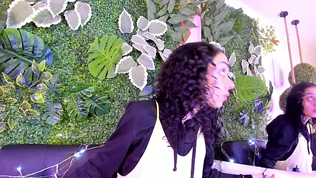 CurlyWeeds online show from October 8, 8:39 pm