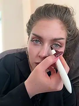 Snapshot of KellyKeler chatting on February 4, 10:10 am KellyKeler online show from February 4, 10:10 am