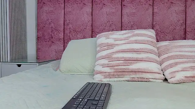 emmacurvy online show from February 26, 3:05 am