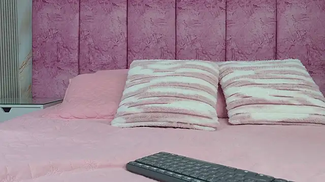 emmacurvy online show from May 1, 3:11 am