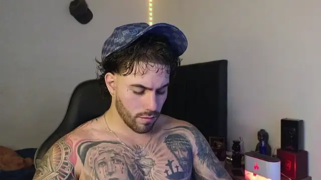 Snapshot of Ades_Lowe chatting on February 4, 5:41 pm Ades Lowe online show from February 4, 5:41 pm