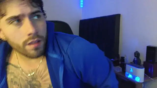 Snapshot of Ades_Lowe chatting on February 6, 6:40 am Ades Lowe online show from February 6, 6:40 am