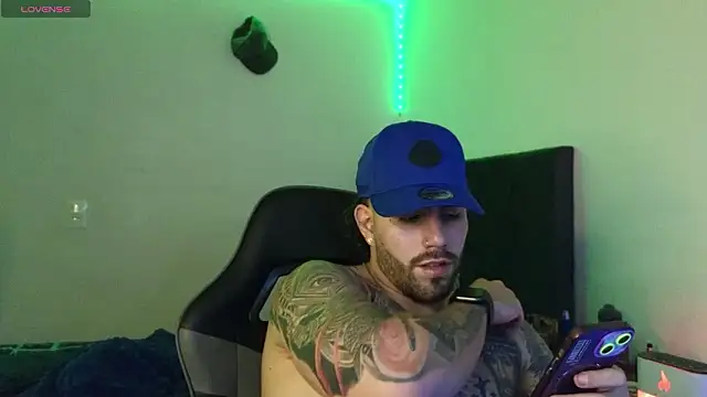 Snapshot of Ades_Lowe chatting on February 18, 6:31 am Ades Lowe online show from February 18, 6:31 am