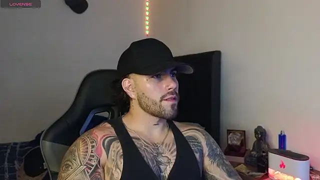 Snapshot of Ades_Lowe chatting on February 24, 6:11 am Ades Lowe online show from February 24, 6:11 am