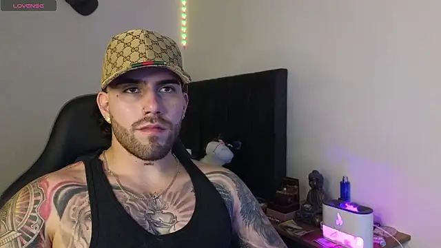 Snapshot of Ades_Lowe chatting on February 27, 5:18 am Ades Lowe online show from February 27, 5:18 am