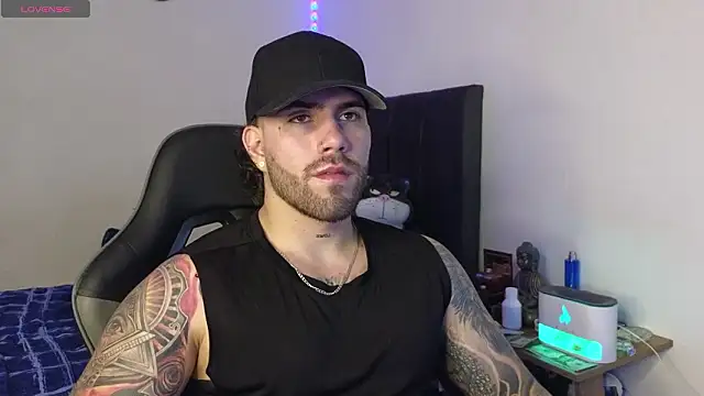 Snapshot of Ades_Lowe chatting on February 28, 5:52 am Ades Lowe online show from February 28, 5:52 am