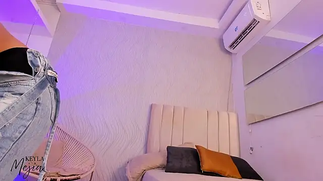 Snapshot of keyla_mejia chatting on February 7, 12:09 pm keyla mejia online show from February 7, 12:09 pm