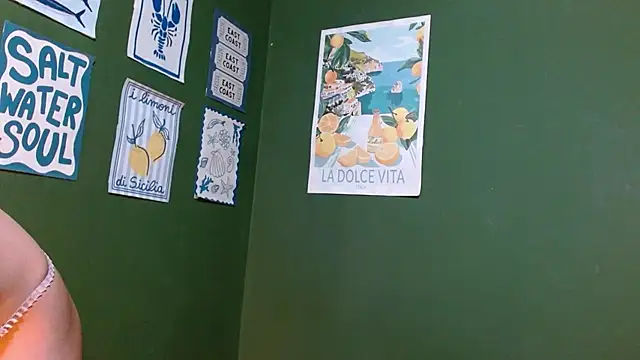 Roxiehood online show from December 18, 1:55 am