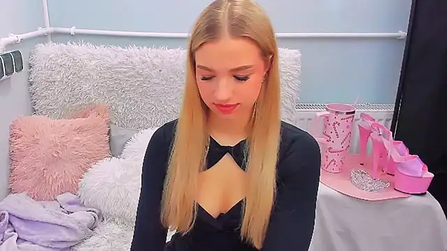 EvetteRose online show from February 8, 2:20 pm