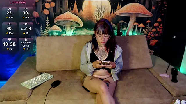 Snapshot of LunaBunny8 chatting on September 23, 12:13 am LunaBunny8 online show from September 23, 12:13 am