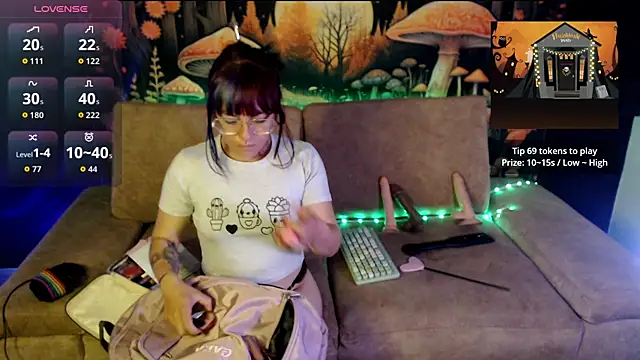 Snapshot of LunaBunny8 chatting on October 7, 8:11 am LunaBunny8 online show from October 7, 8:11 am