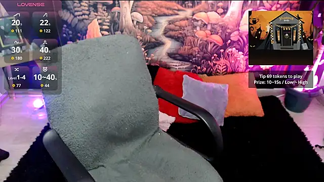 Snapshot of LunaBunny8 chatting on October 24, 1:03 am LunaBunny8 online show from October 24, 1:03 am