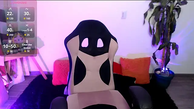 Snapshot of LunaBunny8 chatting on December 5, 2:09 am LunaBunny8 online show from December 5, 2:09 am