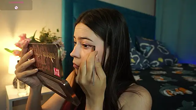 Snapshot of ywixos chatting on October 3, 1:52 pm ywixos online show from October 3, 1:52 pm