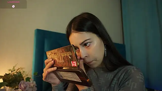 Snapshot of ywixos chatting on October 12, 1:32 pm ywixos online show from October 12, 1:32 pm