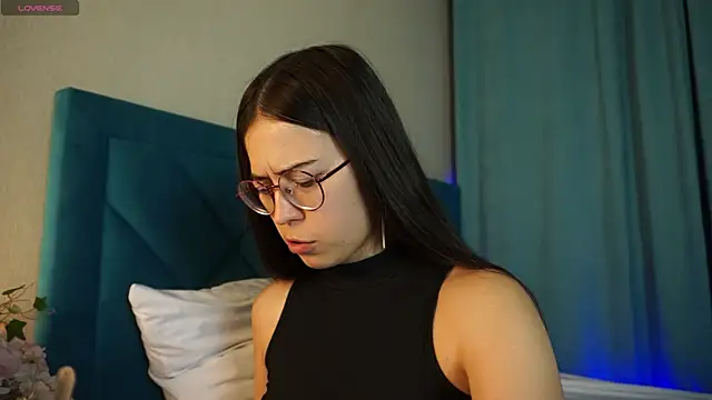 Snapshot of ywixos chatting on October 17, 2:41 pm ywixos online show from October 17, 2:41 pm