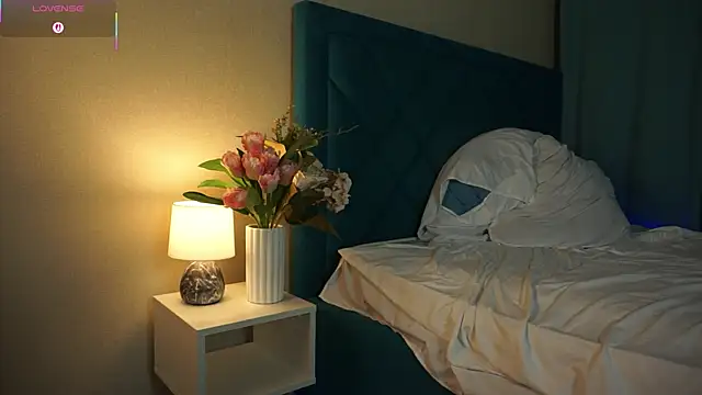 Snapshot of ywixos chatting on November 13, 3:11 pm ywixos online show from November 13, 3:11 pm