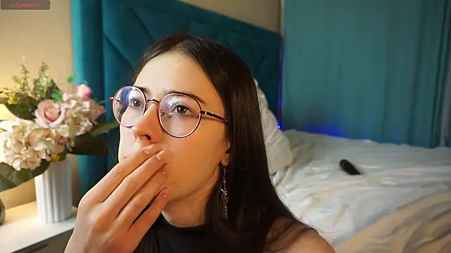 Snapshot of ywixos chatting on December 5, 2:47 pm ywixos online show from December 5, 2:47 pm