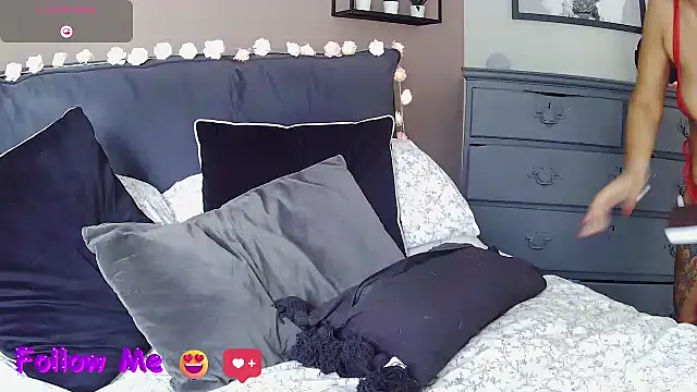 Snapshot of LonelyLucinda chatting on September 24, 9:01 am LonelyLucinda online show from September 24, 9:01 am