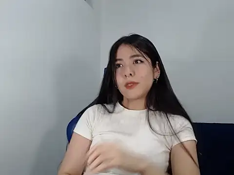 Snapshot of EloiseJun chatting on November 11, 3:28 am EloiseJun online show from November 11, 3:28 am