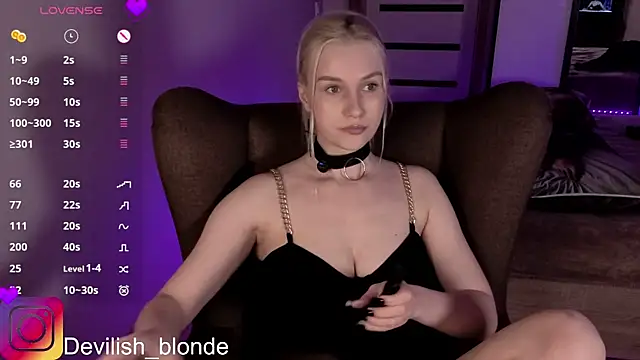 Snapshot of HitchcocianBlonde chatting on May 22, 6:46 pm HitchcocianBlonde online show from May 22, 6:46 pm