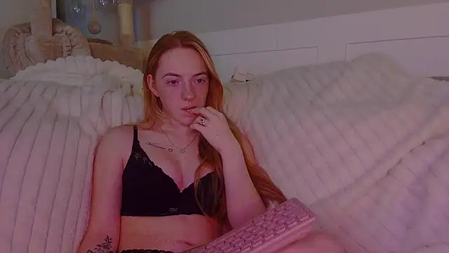 Snapshot of Little-Red21 chatting on December 2, 11:45 pm Little-Red21 online show from December 2, 11:45 pm