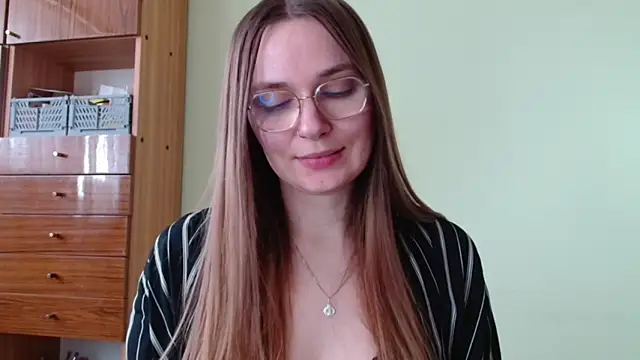 LooveELLYx online show from April 13, 1:38 pm