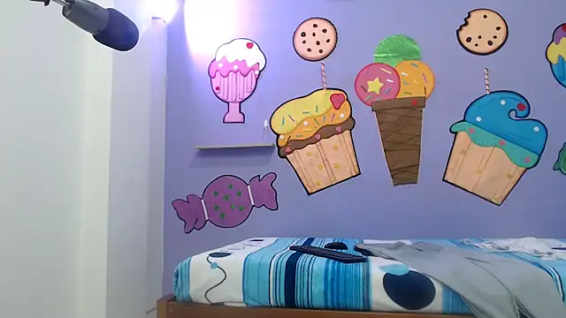 Snapshot of skinnykalitzo18 chatting on December 1, 2:22 pm skinnykalitzo18 online show from December 1, 2:22 pm