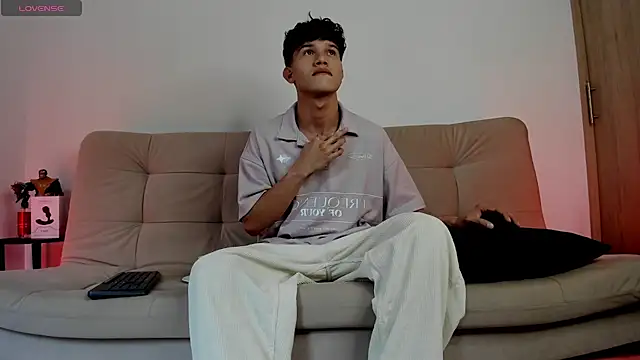 2Amateur Guys online show from November 6, 10:21 pm