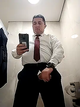 Snapshot of BigCristh79 chatting on May 3, 1:06 pm BigCristh79 online show from May 3, 1:06 pm