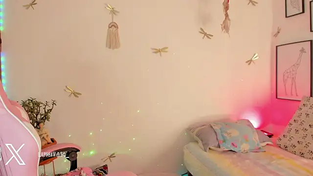 Snapshot of princessluna_19 chatting on June 12, 10:08 pm princessluna 19 online show from June 12, 10:08 pm