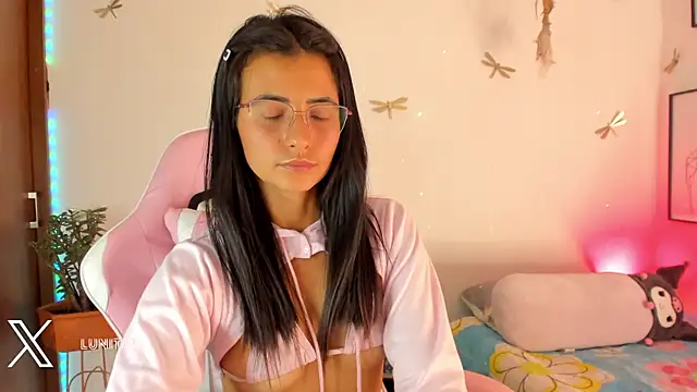 Snapshot of princessluna_19 chatting on June 19, 9:40 pm princessluna 19 online show from June 19, 9:40 pm