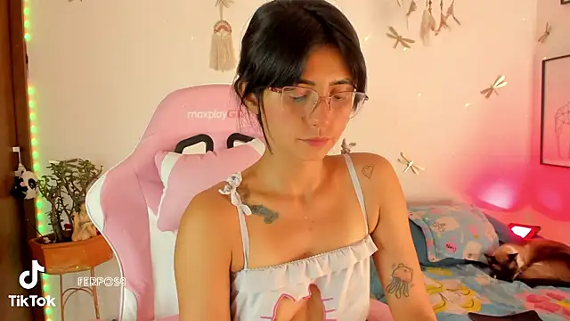 Snapshot of princessluna_19 chatting on July 11, 9:38 pm princessluna 19 online show from July 11, 9:38 pm