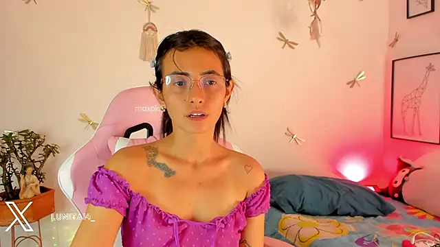 Snapshot of princessluna_19 chatting on July 12, 9:39 pm princessluna 19 online show from July 12, 9:39 pm
