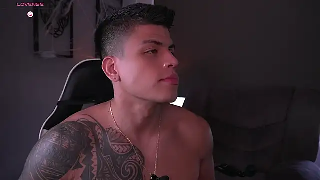 Snapshot of tyler_muscle1 chatting on October 24, 2:02 pm tyler muscle1 online show from October 24, 2:02 pm