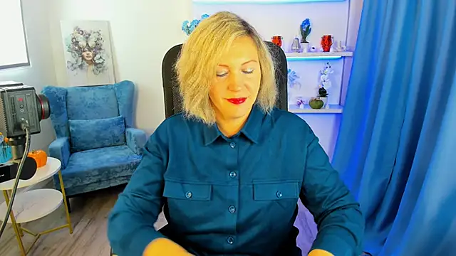 NinaStarle online show from October 18, 4:37 am