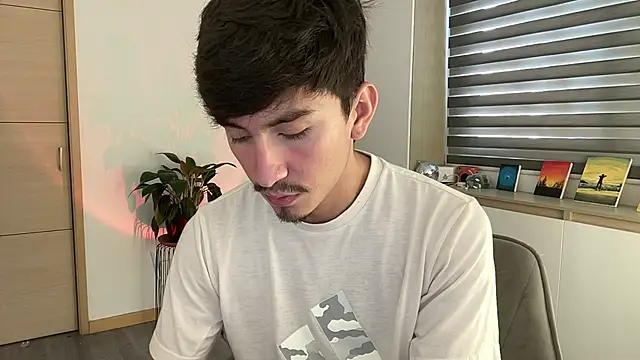 Snapshot of sweettaaron01 chatting on October 28, 5:15 pm sweettaaron01 online show from October 28, 5:15 pm