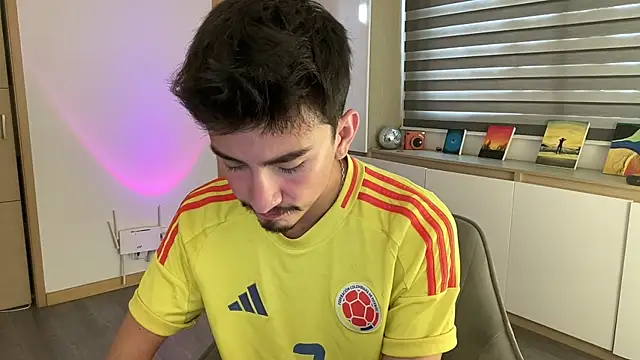 Snapshot of sweettaaron01 chatting on November 25, 6:08 pm sweettaaron01 online show from November 25, 6:08 pm