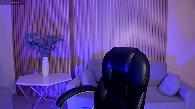 Snapshot of SarahYates chatting on July 2, 3:34 am SarahYates online show from July 2, 3:34 am