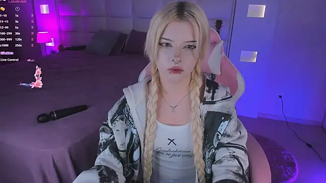 Cuddly Kitten online show from September 24, 10:24 pm