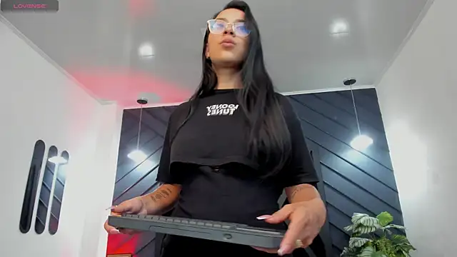 zoe martins  online show from January 8, 5:15 pm