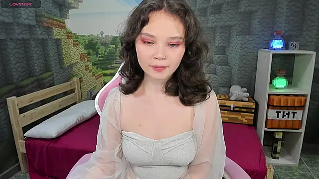 EmilyChaves online show from September 18, 6:32 pm