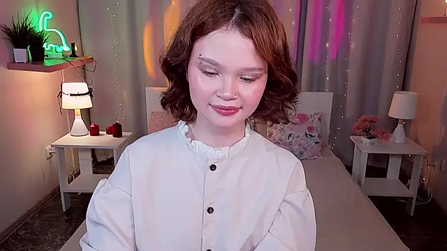 EmilyChaves online show from June 18, 8:25 am