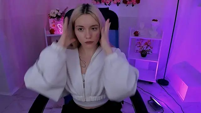 AuroraWrenfield online show from September 23, 5:10 am