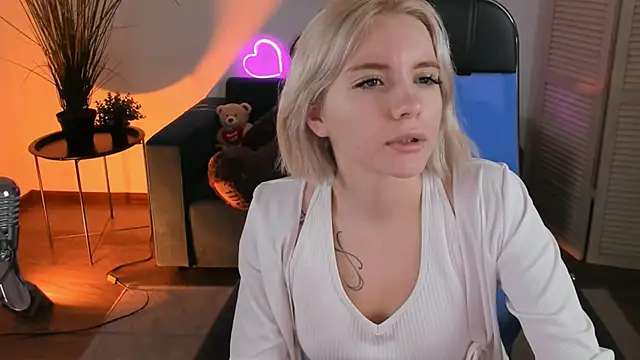 AuroraWrenfield online show from December 15, 2:05 am