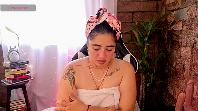 Snapshot of _kat_1995 chatting on September 13, 7:02 pm kat 1995 online show from September 13, 7:02 pm