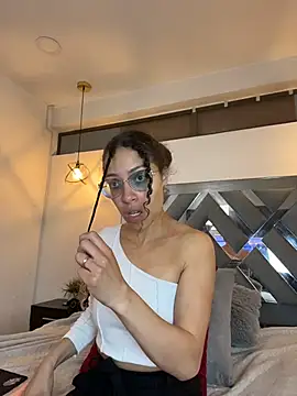 Hanna Cornee  online show from November 14, 2:05 pm