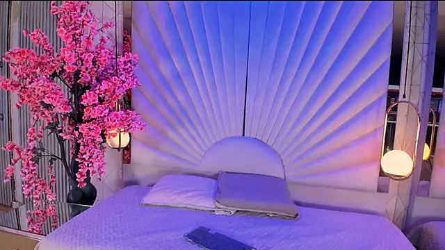 VesperVelvet online show from April 1, 4:24 am